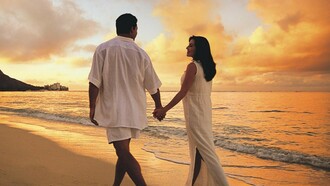 Una pareja paseando junto al mar