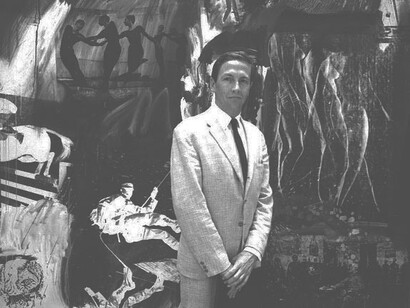 Robert Rauschenberg frente a su obra Express, 1963,  Museo Thyssen-Bornemisza, Madrid, España