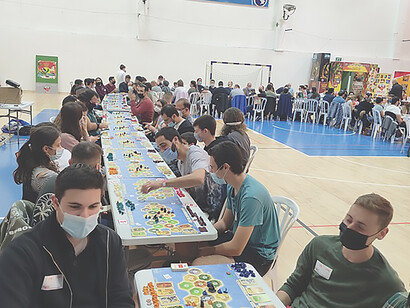 Hobiz Company's unique Hebrew event fostered collaborative gameplay, with all participants engaging on one side of the board simultaneously. A synchronized switch occurred to the other side when the dice were rolled jointly, adding excitement and coordination to the experience