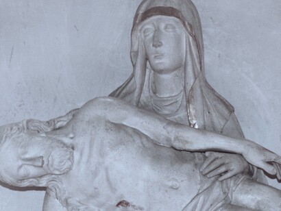 La Virgen con su su hijo en brazos