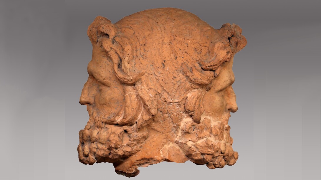 Testa di giano bifronte, dal deposito votivo di porta nord a vulci, 310-1 a.C. circa, Museo nazionale etrusco di Villa Giulia. Nel 46 a.C., Giulio Cesare riformò il calendario e fissò il 1° gennaio come l'inizio dell'anno, dedicandolo al dio romano Giano, simbolo di nuovi inizi