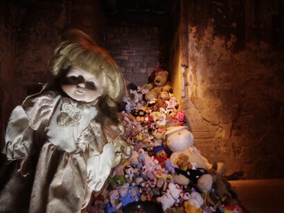 Muñecas y peluches en la habitación de Annie