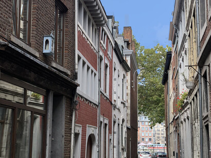 En Lieja, una parada en una friterie forma parte de la vida diaria tanto como un café o un paseo junto al Mosa. Outremeuse, Lieja, Bélgica