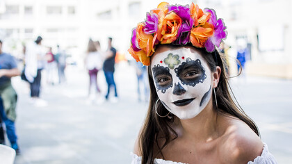 Una mujer maquillada como la Catrina, icónica figura del Día de los Muertos, México