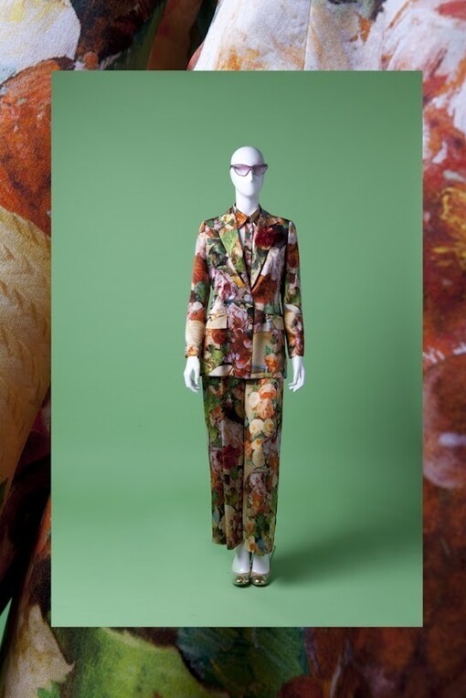 Laura Biagiotti,
Collezione Primavera/Estate 2014,
Tailleur in satin di seta,
Courtesy Laura Biagiotti
