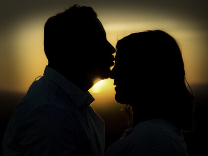 No fue un beso de despedida, fue un beso fuerte con los labios abiertos y las lenguas mezcladas