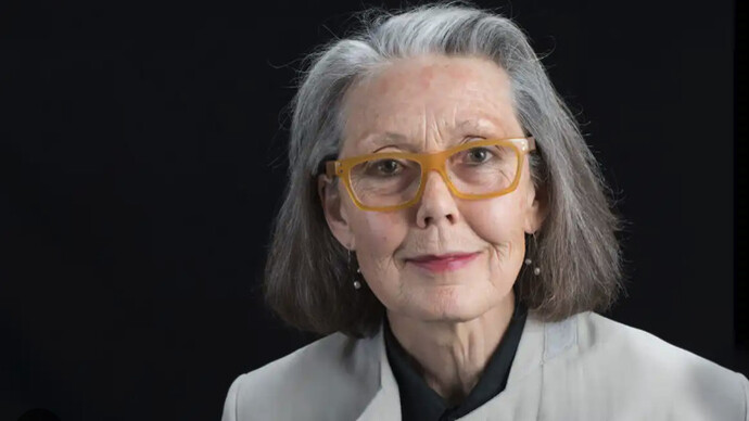 Anne Patricia Carson, nacida en Toronto, Canadá el día 21 de junio de 1950, académica y poetisa. Premio Nobel de Literatura 2026