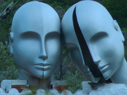 Escultura Cabeças, de Salvador Dalí. Pensemos numa palavra como o substantivo "cabeça". Os sentidos que essa palavra apresenta são tantos, que poderíamos criar diversas sentenças cada uma delas com um sentido diferente