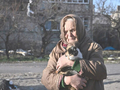 Anciana rescata a su gata durante el uno de los ataques rusos a las poblaciones ucranianas