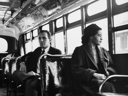 Otra foto para la historia en el marco de la lucha por los derechos civiles en Estados Unidos: Rosa Parks se niega a ceder su asiento a un pasajero blanco y retirarse a la parte de atrás del autobús, donde estaba la zona reservada para negros. Fue arrestada por ello (Montgomery, 1 de diciembre de 1955)