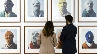 Dos visitantes observan la colección del Museo Picasso Málaga