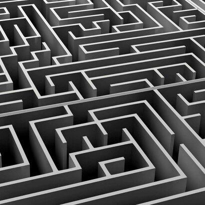 Ogni svolta promette una direzione e ne smentisce un’altra: è così che il domani prende forma, per possibilità concorrenti