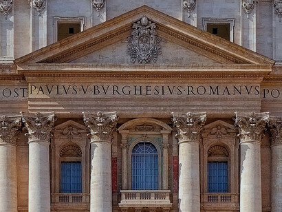 Um dos grandes arquitetos da Basílica de São Pedro na cidade do Vaticano, Itália, foi Michelangelo