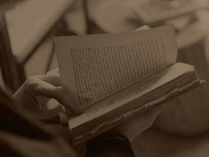 Hombre leyendo