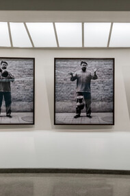 “Dropping a Han Dynasty Urn” de Ai Weiwei. Onde facilmente e com livre-arbítrio destrói objetos de valor sentimental e patrimonial ao seu país, objetos esses, com mais idade do que jamais a ciência nos poderá proporcionar