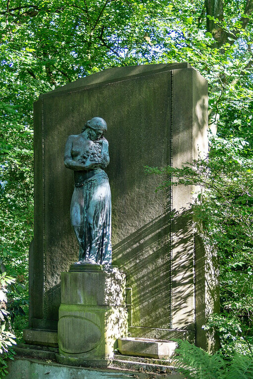 Benno Elkan, Perséfone (1908). Lápida en el cementerio Ostenfriedhof de Dortmund, Alemania