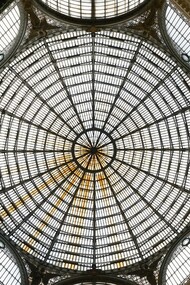 Nel centro storico di Napoli, l’intersezione tra l’eredità classica, le stratificazioni barocche e le pratiche informali genera un paesaggio urbano ibrido, dove la degeometria non cancella l’ordine, ma lo reinterpreta. Galleria Umberto I, Via Santa Brigida, Napoli, Italia