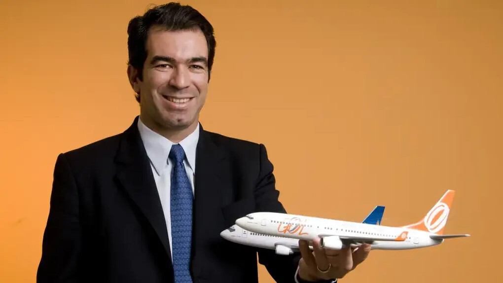 Constantino de Oliveira Júnior segura uma miniatura de uma aeronave da Gol, companhia que ajudou a transformar o mercado aéreo brasileiro. À frente da empresa, participou da introdução de um modelo baseado em custos mais baixos e tarifas mais acessíveis, contribuindo para ampliar o acesso ao transporte aéreo no país