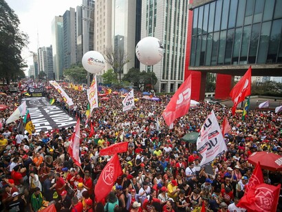 Manifestantes ocupam a principal via da capital paulista em um ato de grande dimensão. Para o autor, a presença coletiva no espaço público continua sendo uma ferramenta decisiva de resistência democrática. MASP (Museu de Arte de São Paulo - Av. Paulista, São Paulo - SP)