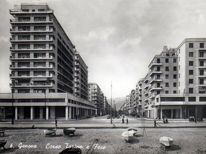 Il contrasto fra le "navi" di Piazza Rossetti e l'edilizia circostante (cartolina 1939)