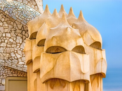 Las famosas chimeneas de la Casa Milà, en Barcelona, obra de Gaudí