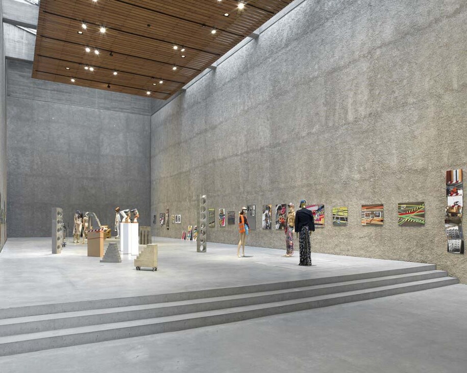 Isa Genzken. Courtesy of König Galerie