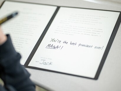 Durante la cerimonia alla Casa Bianca, Trump era circondato da bambini seduti a banchi scolastici, enfatizzando simbolicamente l'importanza dell'istruzione nel futuro del paese. Foto ufficiale della Casa Bianca di Daniel Torok