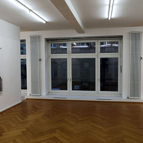 Are you talking to me? Courtesy of Bernhard Knaus Fine Art