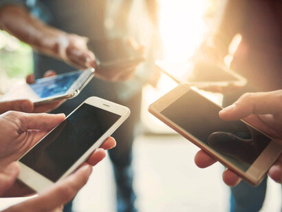 El uso de los teléfonos celulares (o móviles), ahora en su versión de «inteligentes», está revolucionando el día a día