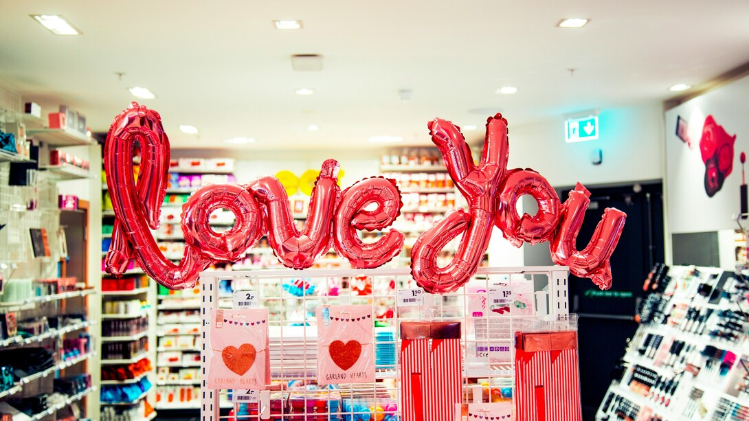 Em Portugal, o Dia dos Namorados celebra-se no dia 14 de fevereiro. Há quem ligue mais à data do que outros, como tudo nesta vida. O que me faz uma certa urticaria é o consumismo exacerbado que se promove à custa deste dia. Nada contra presentear a nossa cara-metade neste dia especial. É bonito até. Mostra dedicação, presença e até um certo charme. Como quem diz, é para a chama não morrer