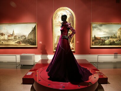 Exposição Louvre Couture, no Museu do Louvre, em Paris. Alguns dos meus exemplos preferidos foram a criação de John Galliano para Dior (FW 2026/2025), exibida ao lado de uma tapeçaria do período medieval que serviu de inspiração para que ele construísse a sua própria obra de arte, evidenciando a influência importante das texturas, formas e possibilidades na moda contemporânea. Da mesma forma, uma peça de Gianni Versace, confeccionada em malha metálica e adornada com cristais Swarovski, praticamente se move com o seu desenho que referenciou os drapeados da Grécia Antiga e a iconografia bizantina