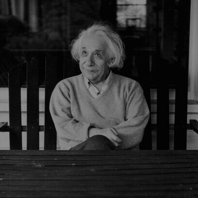 O físico teórico alemão Albert Einstein em sua casa