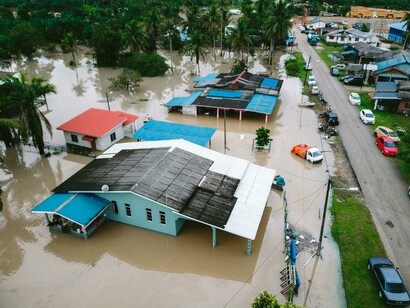 Moçambique figura entre os países mais vulneráveis aos efeitos das mudanças climáticas a nível global, ocupando a sétima posição no Índice de Risco Mundial de 2023 entre 193 nações analisadas. Este artigo analisa os impactos multidimensionais das cheias no território moçambicano e examina as estratégias de mitigação e adaptação implementadas pelo Governo e parceiros internacionais