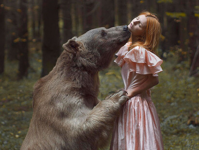 Katerina Plotnikova fotografa humanos e animais em cenas surreais com tons pastéis e iluminação suave que transmitem serenidade e conexão com a natureza