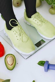 Para muitas pessoas, o processo de emagrecimento segue um padrão frustrante o peso diminui inicialmente, mas depois entra em estagnação ou retorna, mesmo quando a alimentação e a atividade física continuam adequadas. Durante muito tempo, essa dificuldade foi atribuída à falta de disciplina ou de força de vontade. Hoje, a endocrinologia e a neurociência mostram que essa explicação é insuficiente