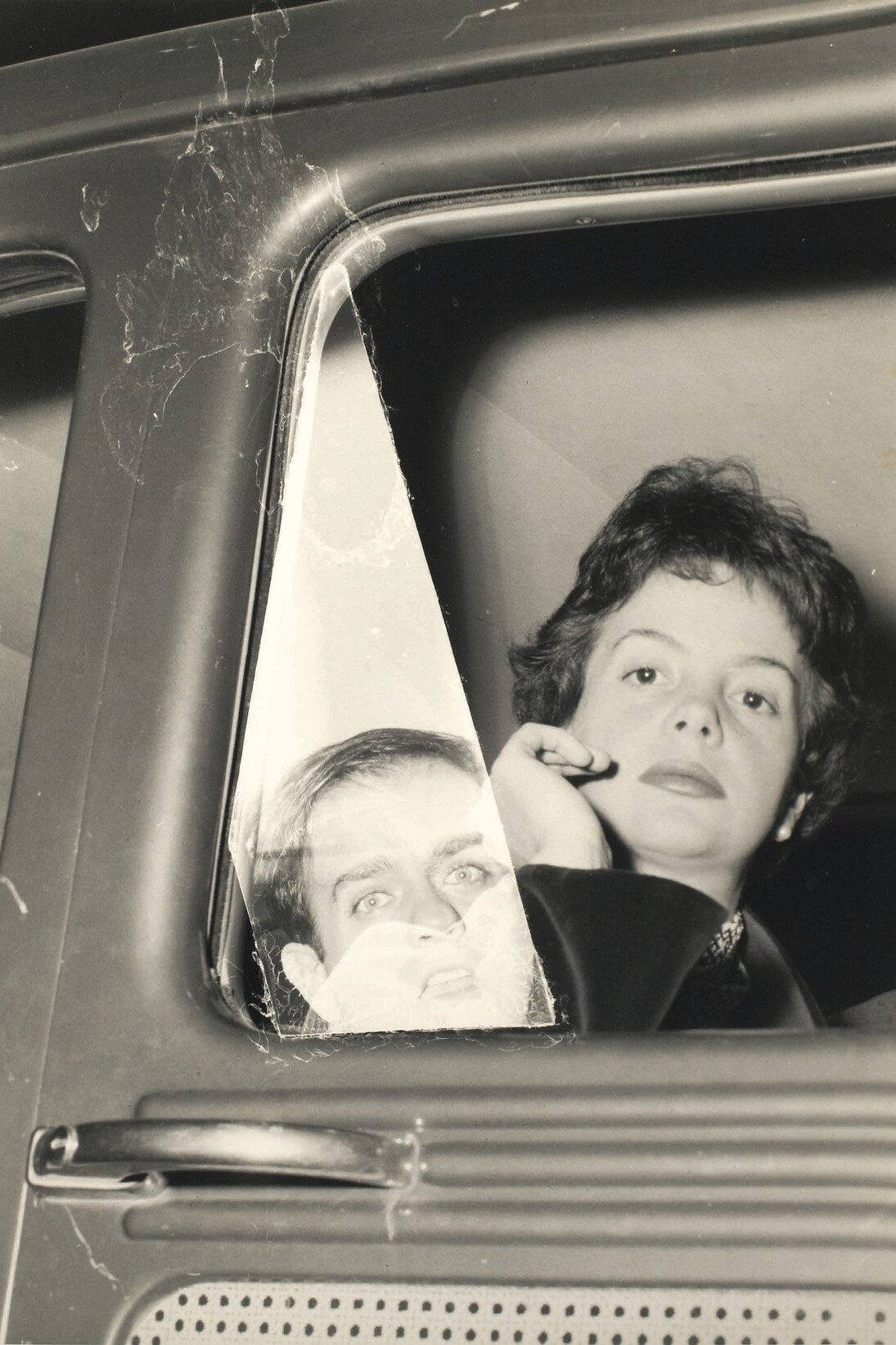 Kati Horna, Antonio Souza y su esposa Piti Saldivar [Antonio Souza et son épouse Piti Saldivar], Mexico, 1959, Tirage gélatino-argentique, 25 x 20,3 cm, Archivo Privado de Fotografía y Gráfica Kati y José Horna, © 2005 Ana María Norah Horna y Fernández