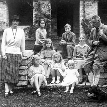 La familia Mitford, en su casa familiar de Ashtan, Oxfordshire, en 1921
