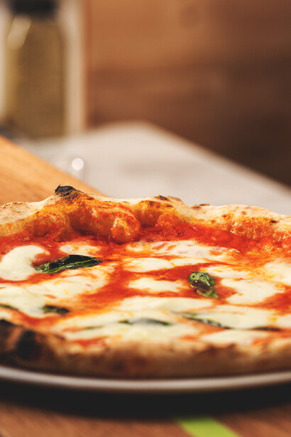 Pizza recién salida del horno. En Caracas (Venezuela) estábamos más acostumbrados a las pizzas con masas más gruesas
