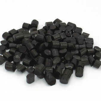 Quella scatola di liquirizia sul pavimento sembra raccontare di lei: spezzata, come i pezzi neri e irregolari che contiene