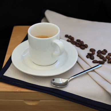Café espresso em xícara de café da manhã. No Nordeste do Brasil, um café da manhã bastante consumido na região é o cuscuz