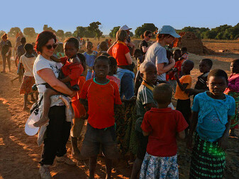 La cooperazione nasce con l'esigenza solidaristica di garantire a tutti gli abitanti del pianeta la tutela della vita e della dignità umana