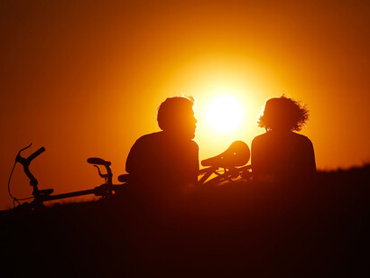 Un paseo en bicicleta al atardecer para evitar las horas de más calor
