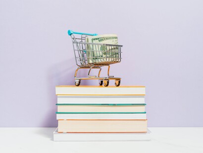 Carrinho de compras em cima de livros
