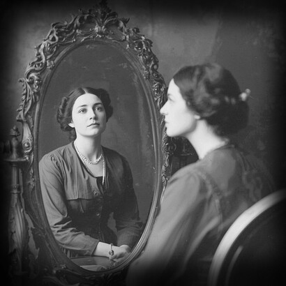 Ritratti tra i riflessi, che si mettono a recitare su un teatrino di carta