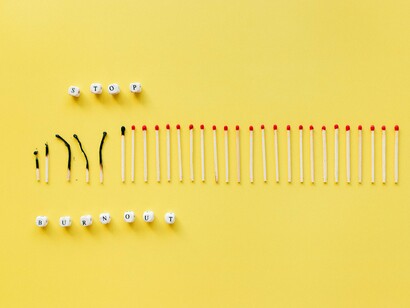 O estresse pode ser curado, mas necessita de uma abordagem abrangente e personalizada. Além disso, o acompanhamento profissional contínuo e a disposição para explorar os aspectos mais profundos da psique garantem uma recuperação mais duradoura e significativa, oferecendo não apenas alívio dos sintomas, mas uma transformação completa na maneira de lidar com os desafios da vida cotidiana