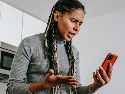 Julgamento na era digital: redes sociais como novas "praças públicas" de julgamento, onde reputações podem ser feitas ou destruídas em instantes