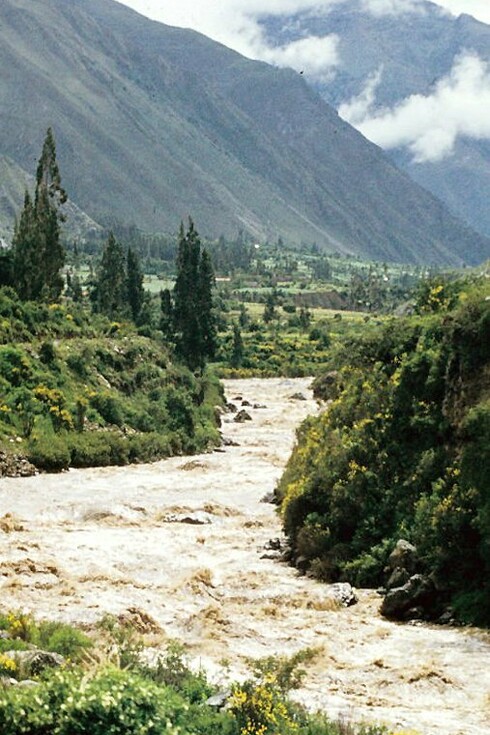 Rápidos del Río Urubamba en la región de Cusco, Perú