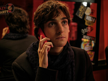 Pilar Fogliati sul set di "Romeo è Giulietta", ph. Enrico De Luigi. Mi sono chiesta: se io fossi un ragazzo come sarei? E mi sono immaginata un Romeo impacciato, come se non si sentisse degno dell’amore
