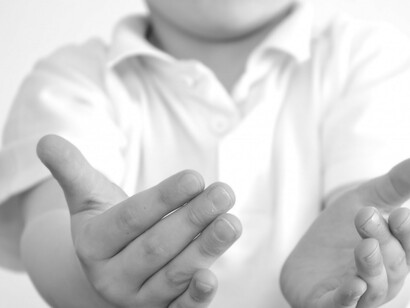 Manos que no abrazan