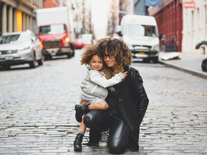 Tan contenta de callejear con mamá
